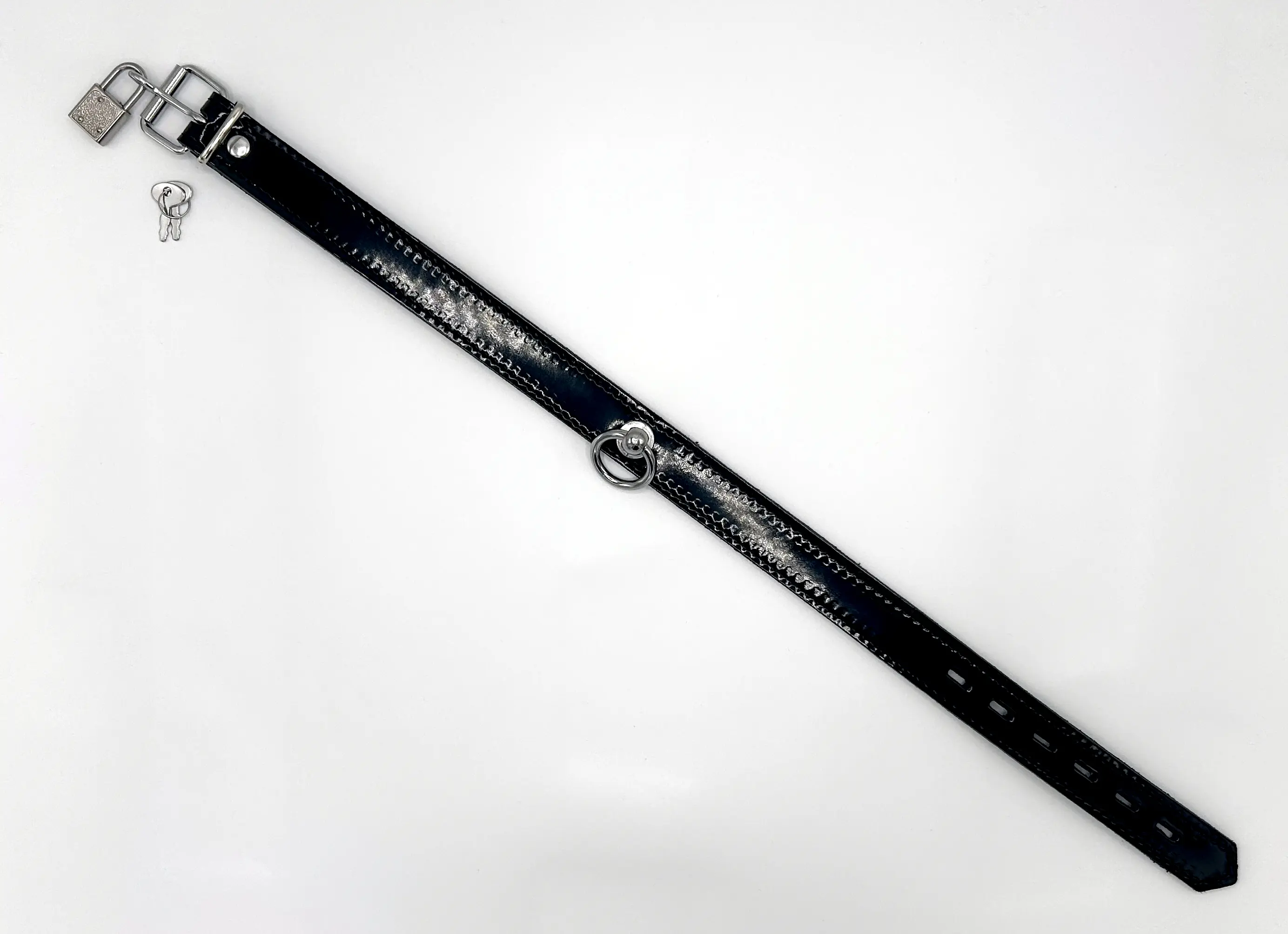 Schwarzes Lackhalsband in voller Länge mit Ring der O, Schnalle, Schloss und Schlüssel