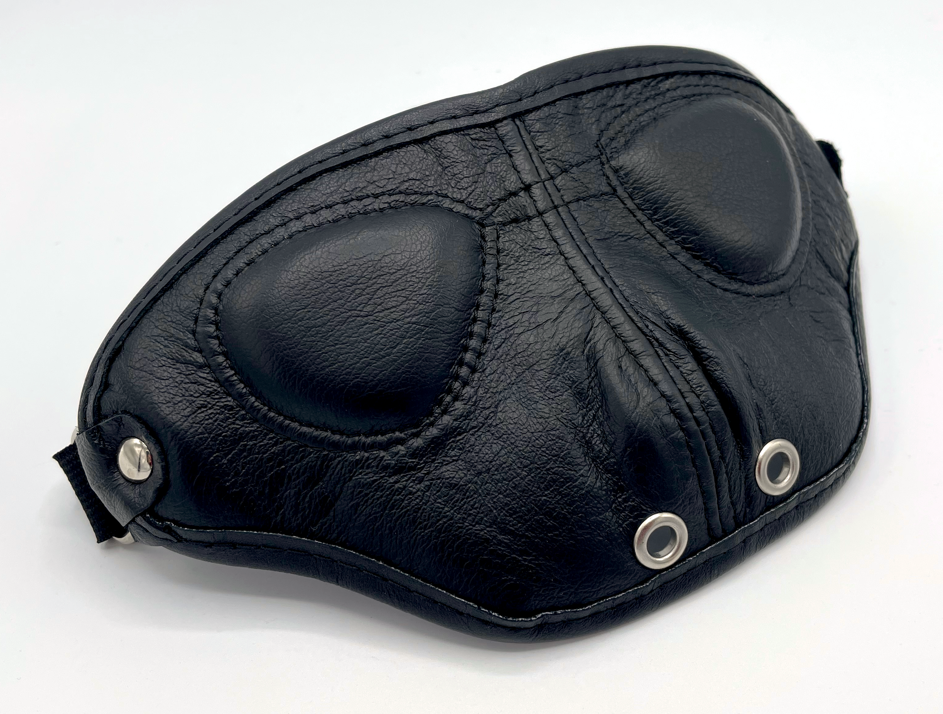 Gesichts-Maske mit Atemösen Productshot aus Echtleder