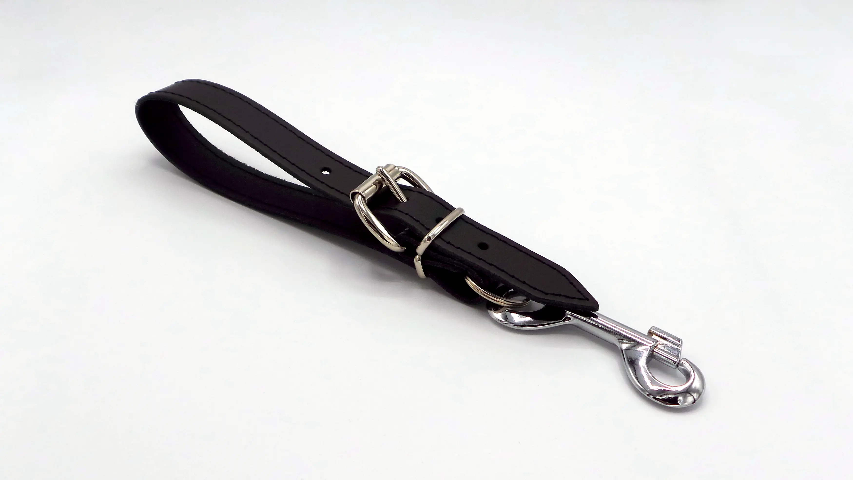 Schwarze Führungsschlaufe mit Ring und Karabinerhaken zum öffnen pm-bodyleather.de