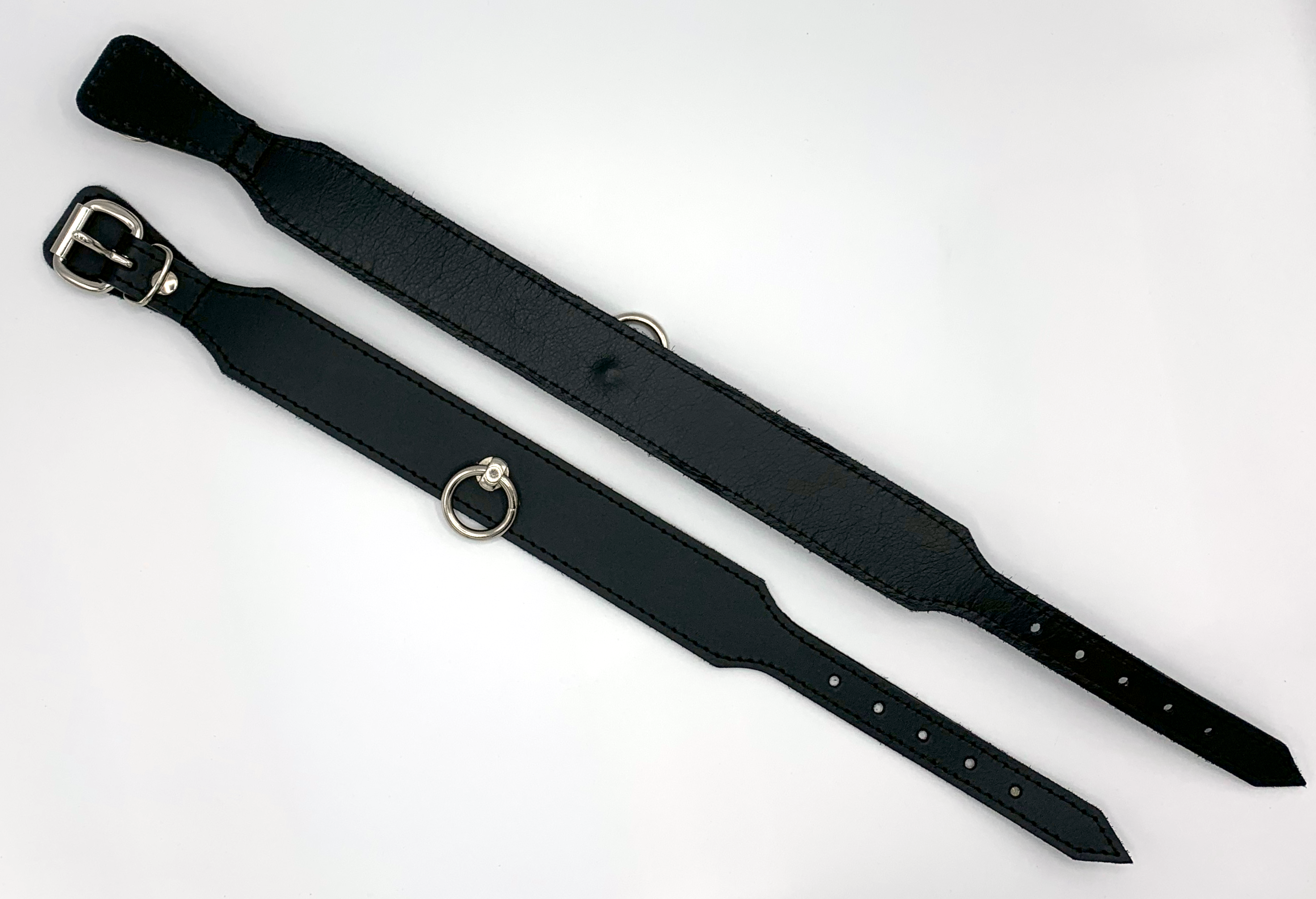 Schawrzes Halsband beide Größen im Vergleich