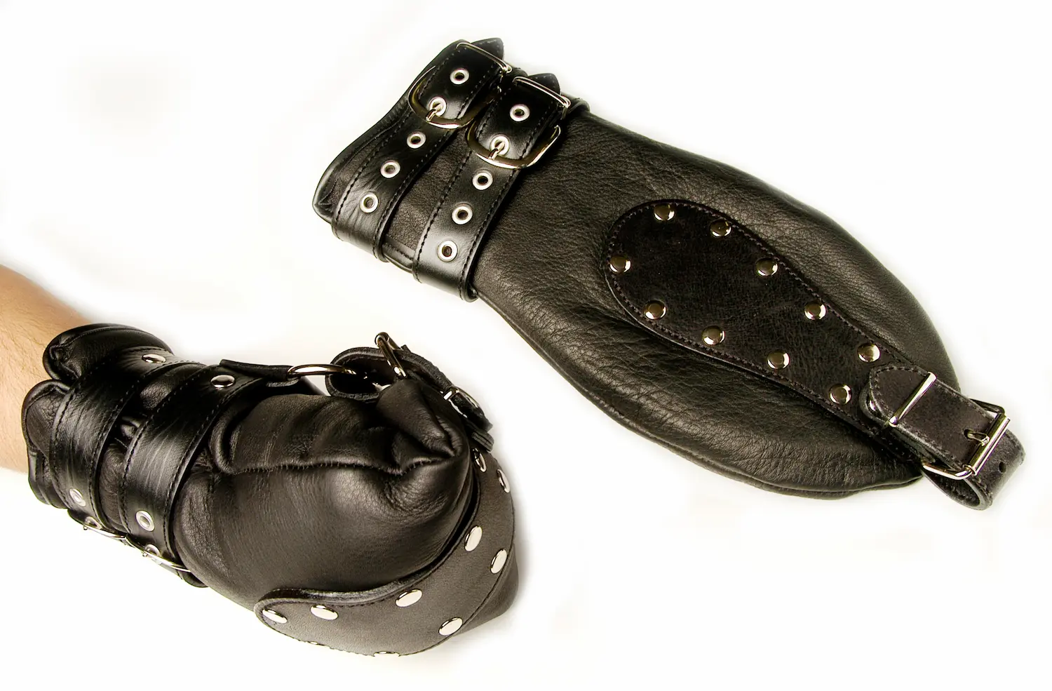 Gebetsfäustlinge an der Hand pm-bodyleather.de
