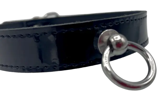 Schwarzes Lackhalsband mit Ring der O und Schnallenverschluss, Draufsicht