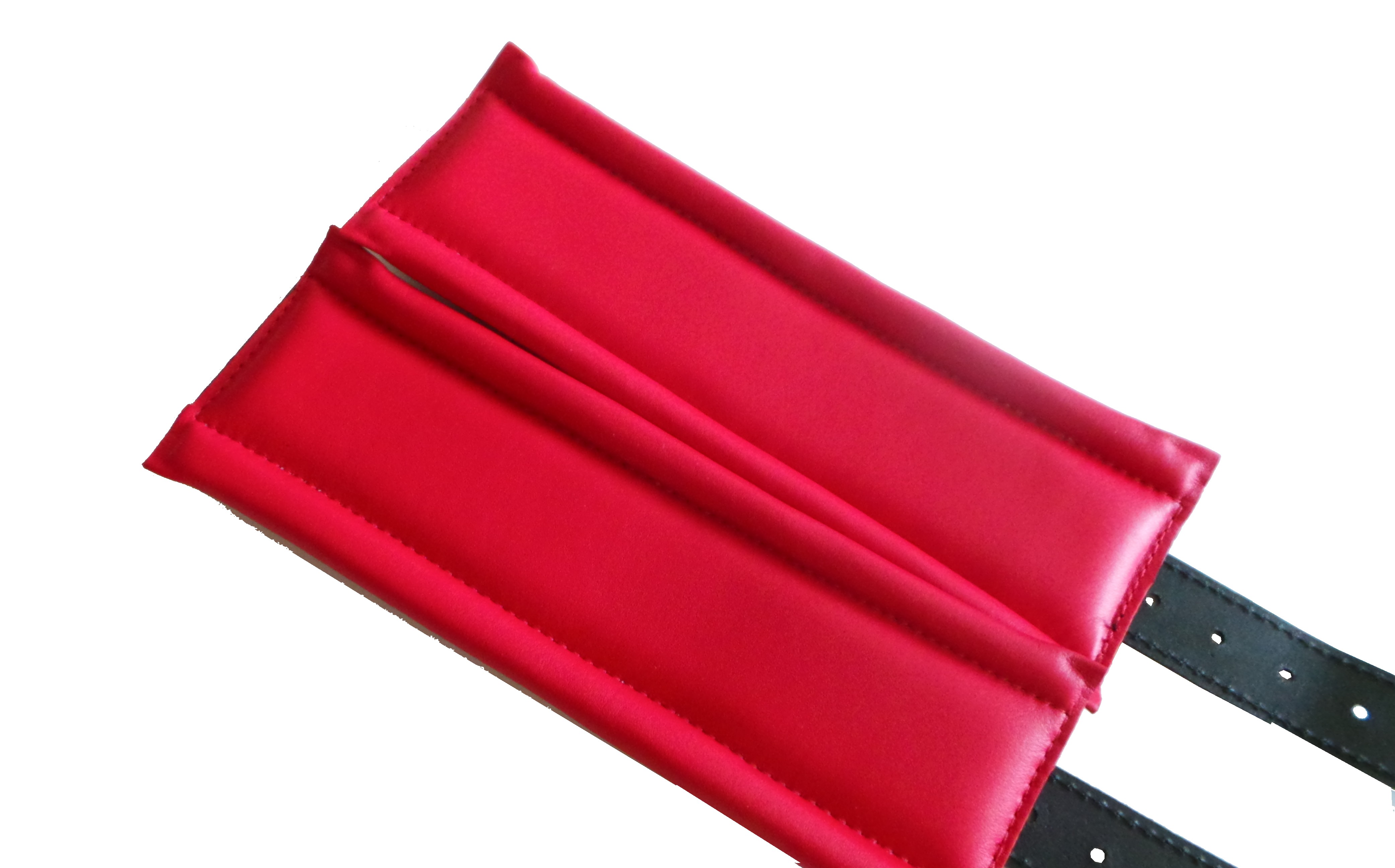 Rote Innenseite von gepolsterte Handfesseln mit Karabinerhaken pm-bodyleather.de