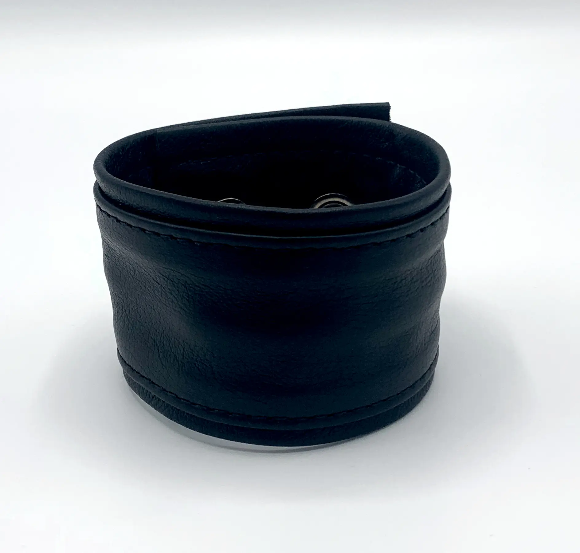 Schwarzes Leder-Armband mit Geldfach, geschlossen, Draufsicht auf Druckknopfverschluss