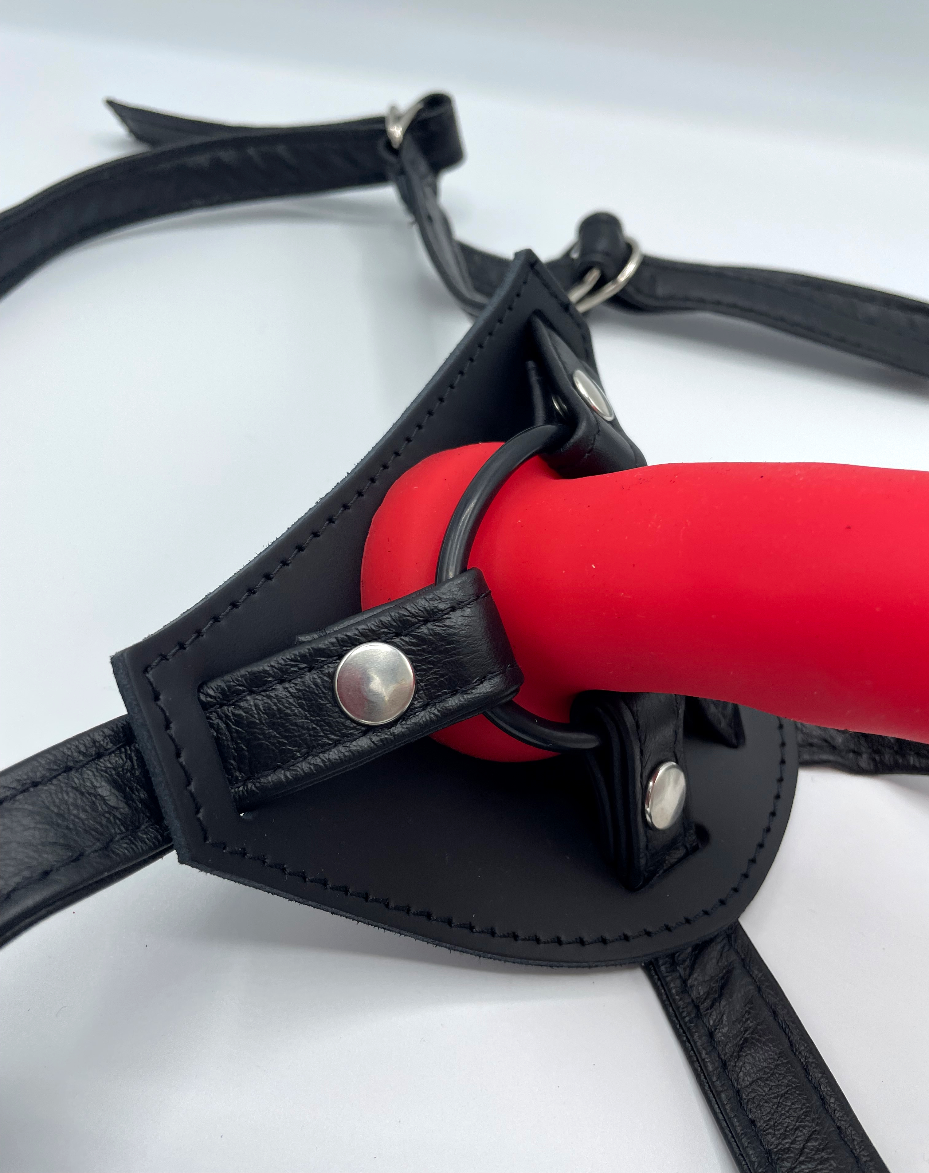 Funktionsdarstellung von Harness mit angebrachtem Dildo