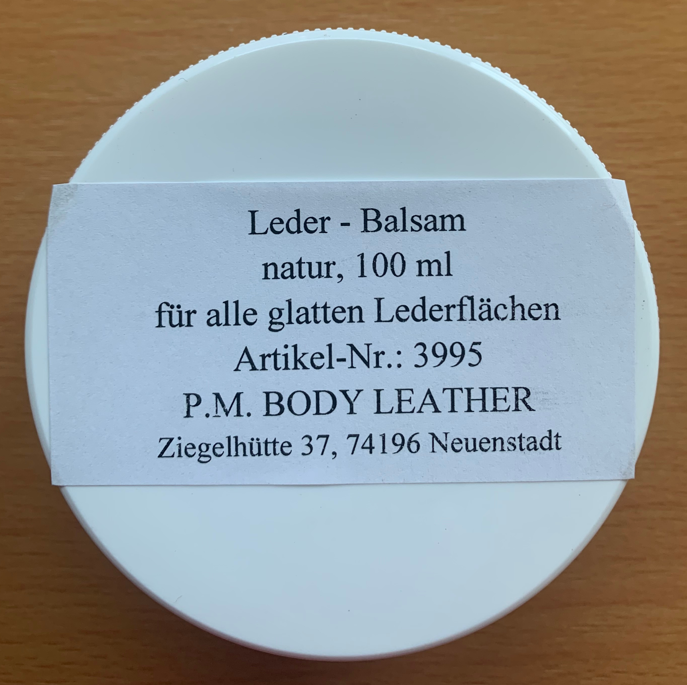Draufsicht auf die Dose der Lederpflege mit weißer Dose