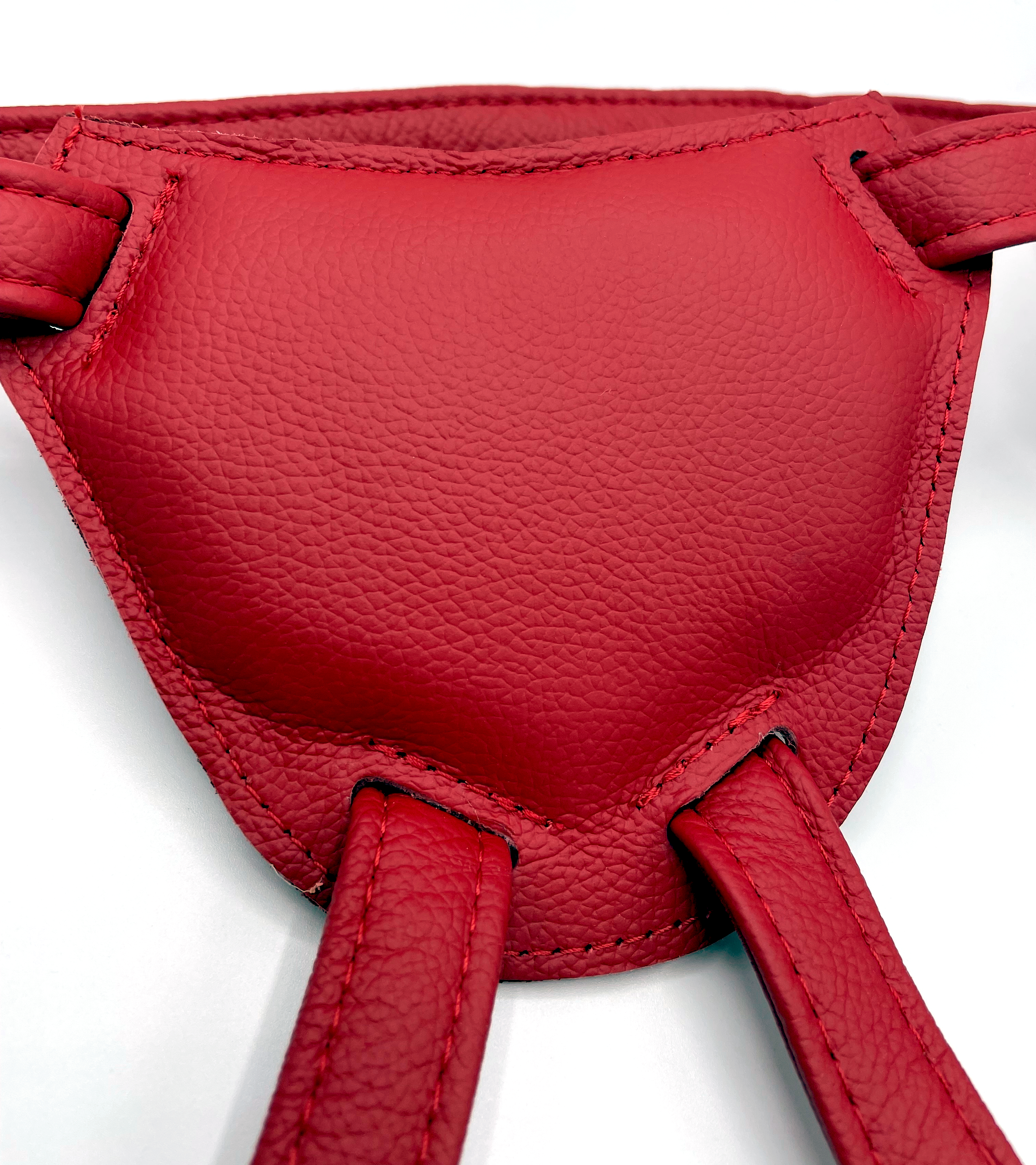 Polsterung von Dildo Harness in rot