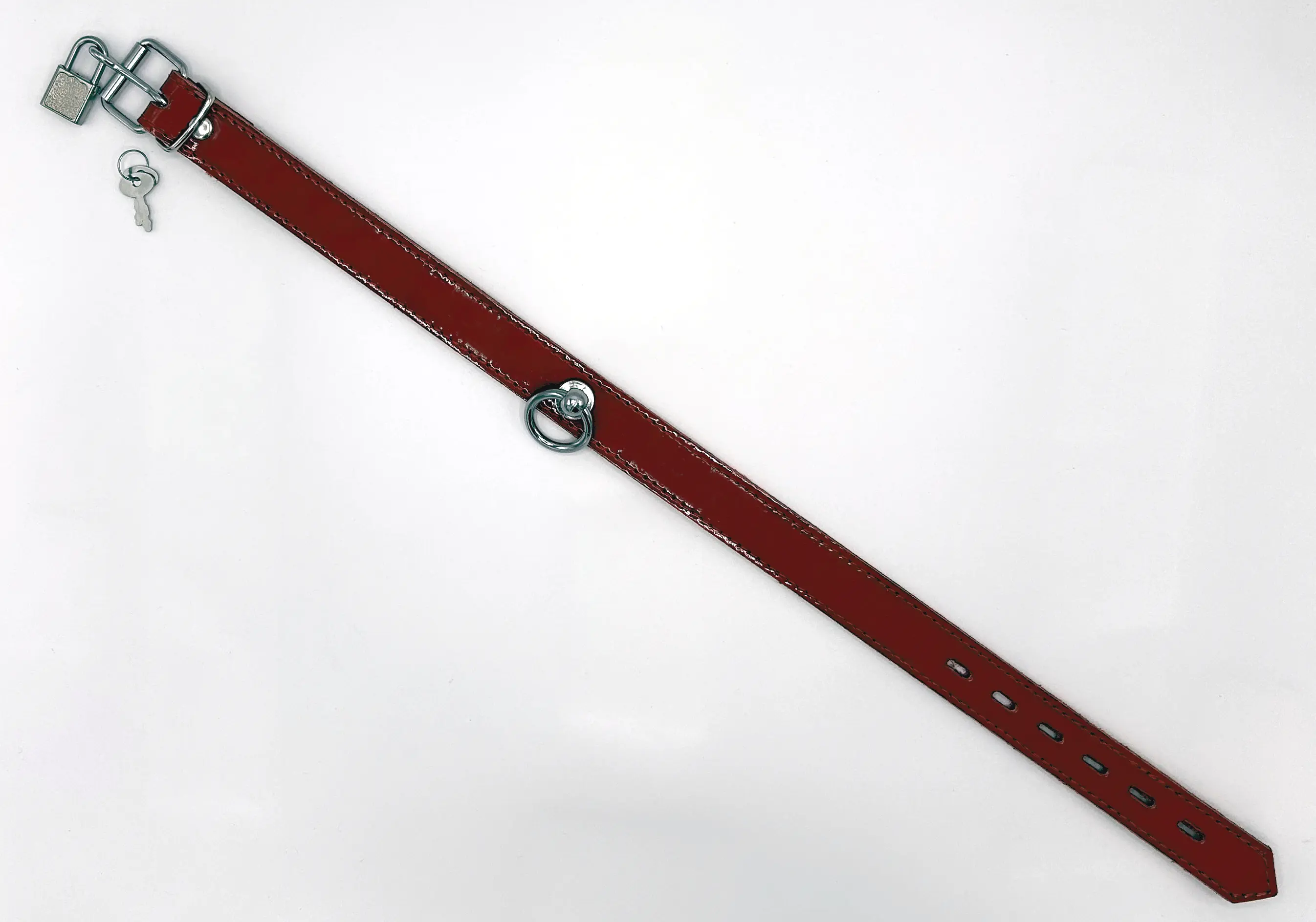 Rotes Lackhalsband in voller Länge mit Ring der O, Schnalle, Schloss und Schlüssel