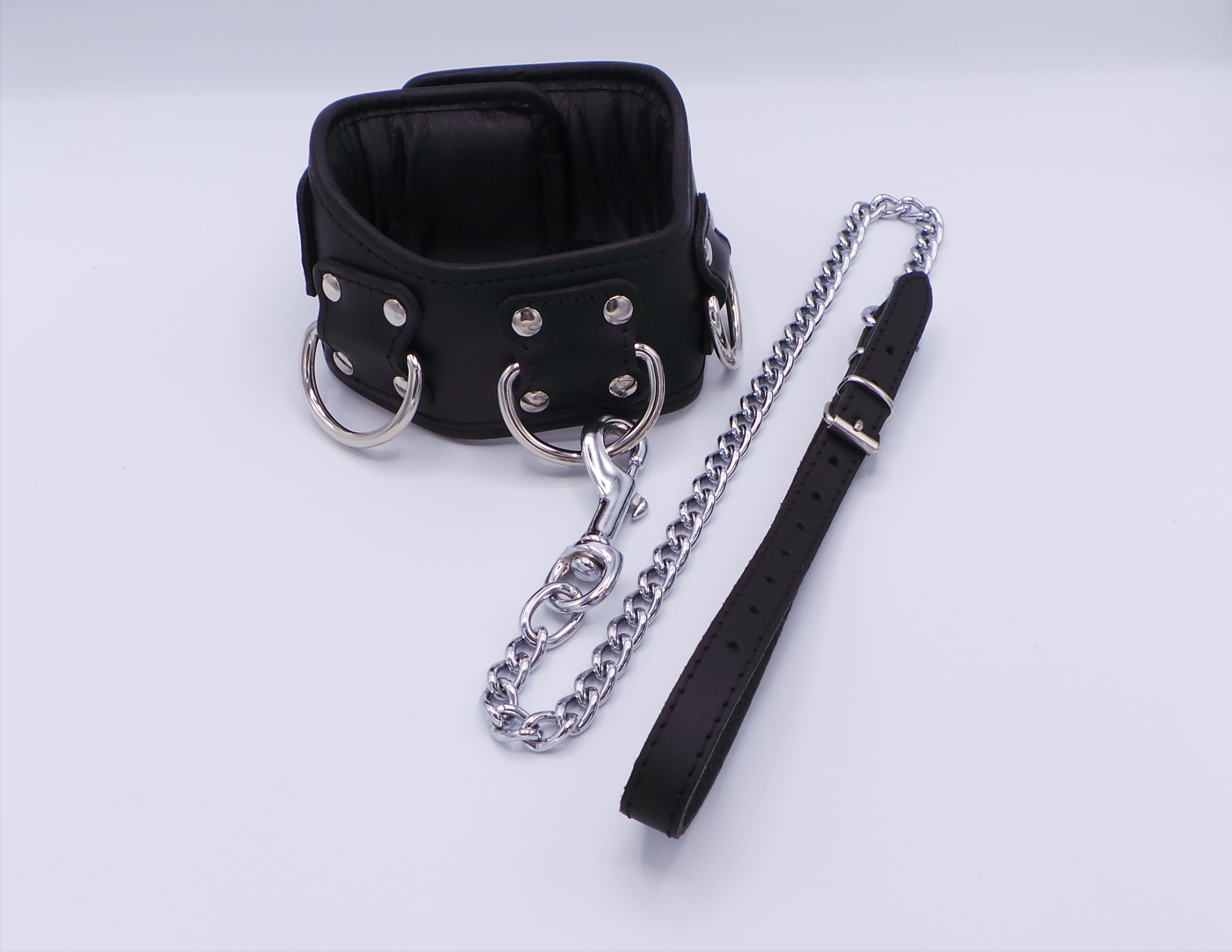 Großes Lederhalsband in schwarz und Metallaccessoires mit Führungsleine in schwarz