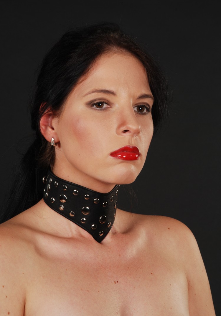 Halsband mit Nietenverzierung am Model bei pm-bodyleather.de