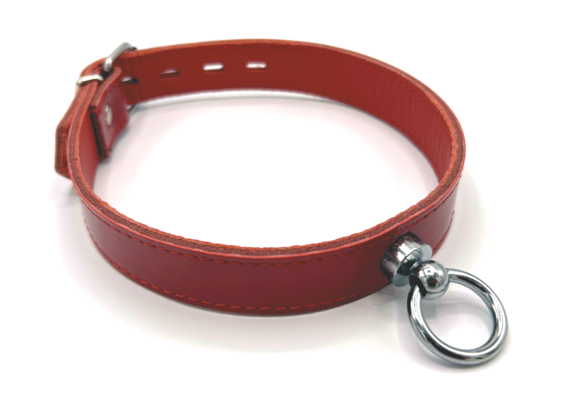 Rotes BDSM Lackhalsband mit Ring der O und Schnallenverschluss, Seitenansicht