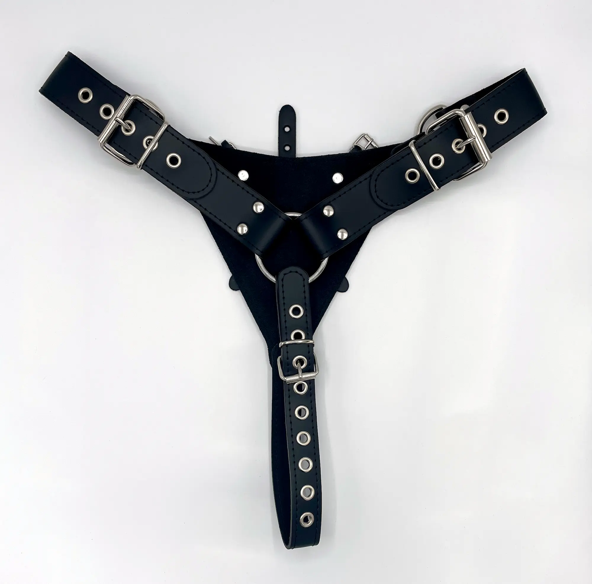 ückansicht des Dildo Harness aus Leder mit Gürtelschnallen und Ösen zur Größeneinstellung