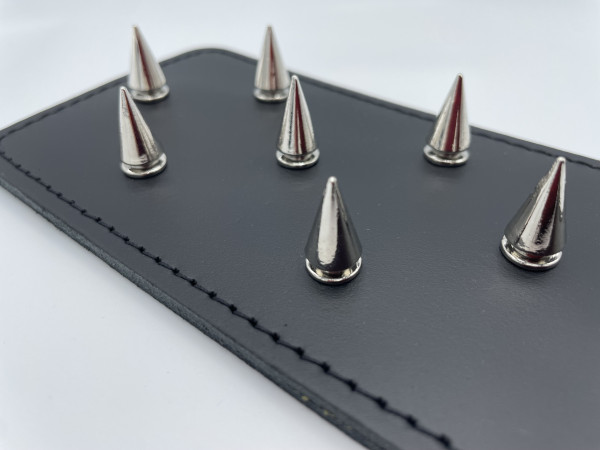 Paddel mit Spitznieten